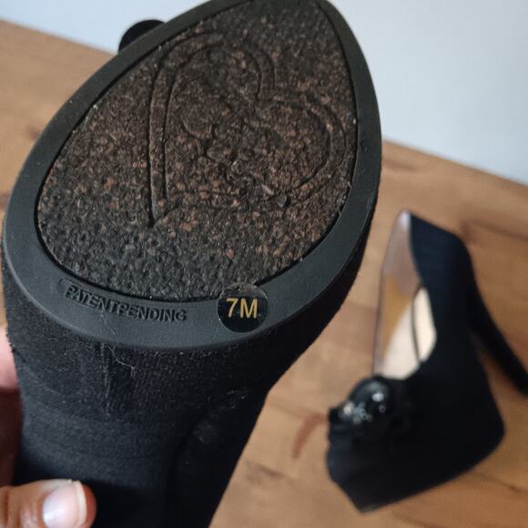 Gianni Bini Platform Pumps Black Round Toe Shoes With Flower & Gem Sz 7 - Picture 9 of 9